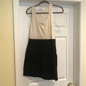Xhilsration white and black dress with pockets. Size medium